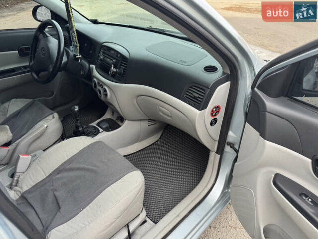 Серый Хендай Акцент, объемом двигателя 1.5 л и пробегом 196 тыс. км за 5400 $, фото 8 на Automoto.ua