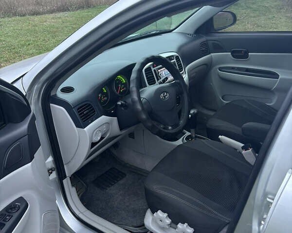 Серый Хендай Акцент, объемом двигателя 1.6 л и пробегом 251 тыс. км за 4799 $, фото 9 на Automoto.ua