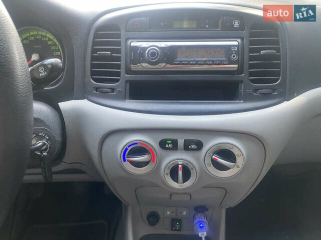 Серый Хендай Акцент, объемом двигателя 1.4 л и пробегом 245 тыс. км за 4500 $, фото 12 на Automoto.ua