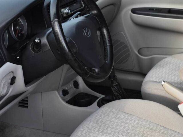 Серый Хендай Акцент, объемом двигателя 1.4 л и пробегом 327 тыс. км за 4999 $, фото 6 на Automoto.ua