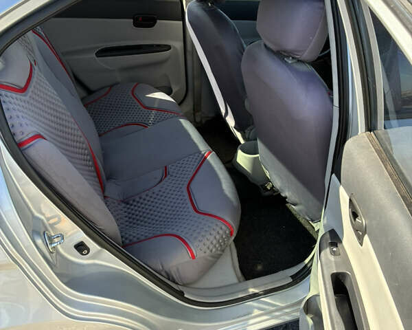 Серый Хендай Акцент, объемом двигателя 1.4 л и пробегом 160 тыс. км за 4000 $, фото 4 на Automoto.ua