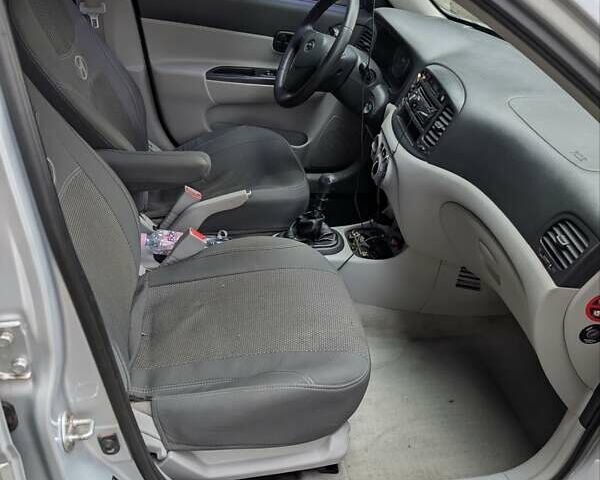 Сірий Хендай Акцент, об'ємом двигуна 1.4 л та пробігом 216 тис. км за 4600 $, фото 4 на Automoto.ua