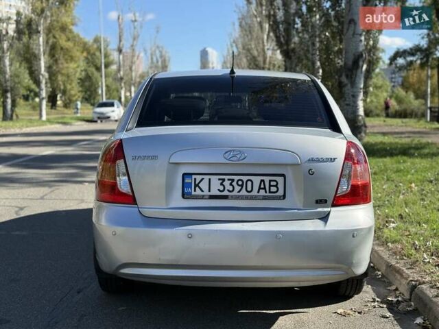 Сірий Хендай Акцент, об'ємом двигуна 1.6 л та пробігом 136 тис. км за 6300 $, фото 5 на Automoto.ua