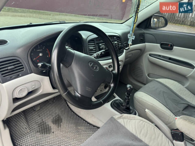 Серый Хендай Акцент, объемом двигателя 1.5 л и пробегом 196 тыс. км за 5400 $, фото 11 на Automoto.ua