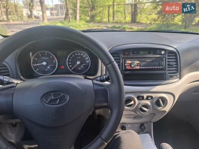 Сірий Хендай Акцент, об'ємом двигуна 1.49 л та пробігом 174 тис. км за 4300 $, фото 2 на Automoto.ua