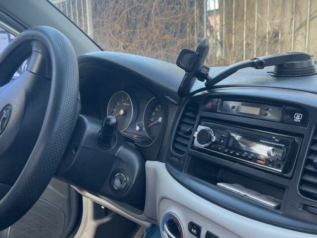 Серый Хендай Акцент, объемом двигателя 1.4 л и пробегом 168 тыс. км за 5000 $, фото 2 на Automoto.ua