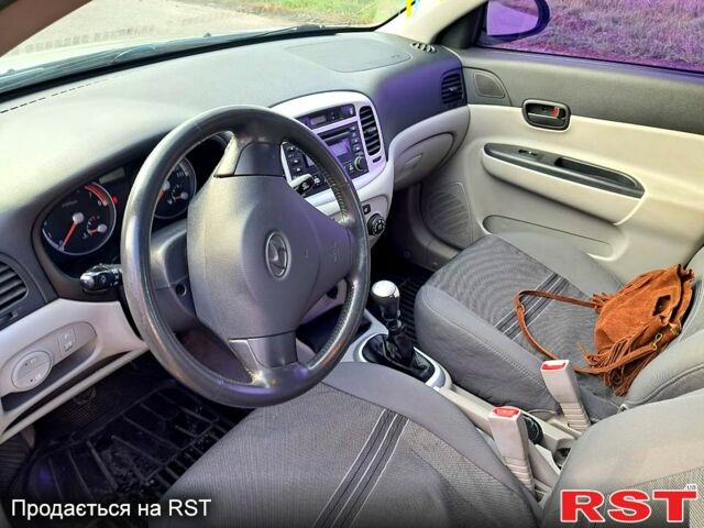 Серый Хендай Акцент, объемом двигателя 1.6 л и пробегом 224 тыс. км за 5300 $, фото 5 на Automoto.ua