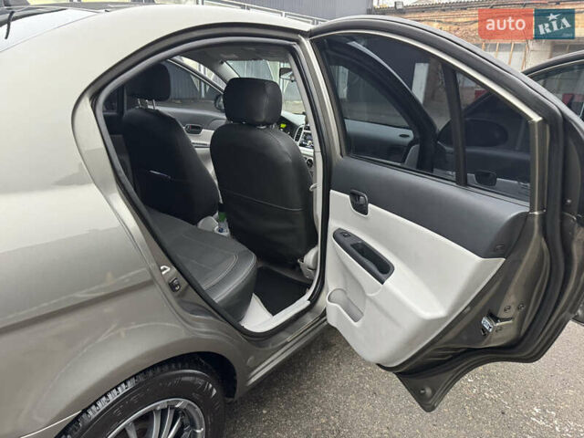 Серый Хендай Акцент, объемом двигателя 1.4 л и пробегом 122 тыс. км за 4500 $, фото 9 на Automoto.ua