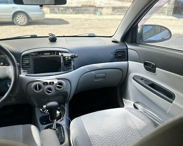 Серый Хендай Акцент, объемом двигателя 1.4 л и пробегом 136 тыс. км за 5700 $, фото 5 на Automoto.ua