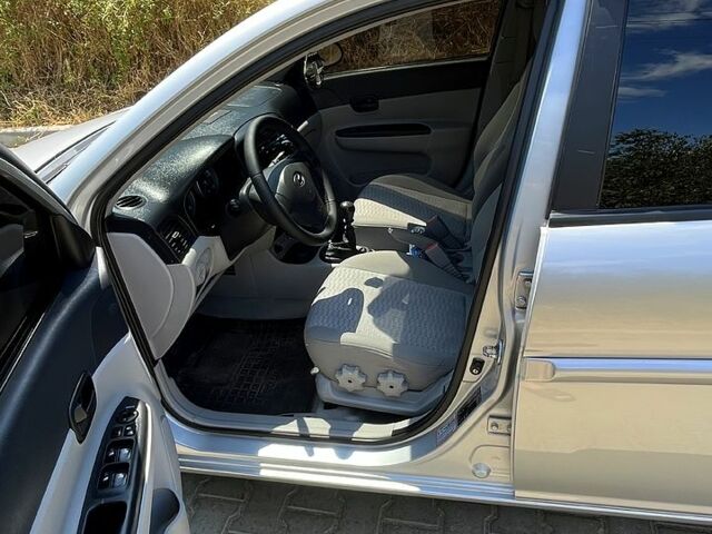 Серый Хендай Акцент, объемом двигателя 1.4 л и пробегом 219 тыс. км за 5800 $, фото 7 на Automoto.ua