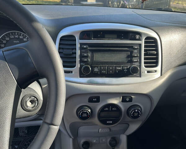 Серый Хендай Акцент, объемом двигателя 1.6 л и пробегом 308 тыс. км за 4600 $, фото 11 на Automoto.ua