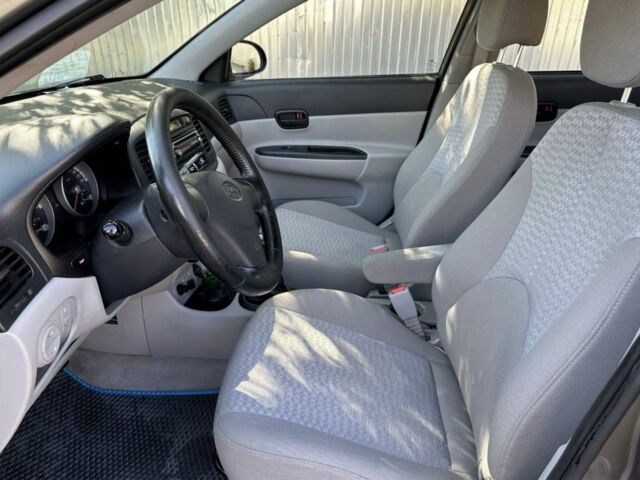 Серый Хендай Акцент, объемом двигателя 1.4 л и пробегом 206 тыс. км за 4500 $, фото 3 на Automoto.ua