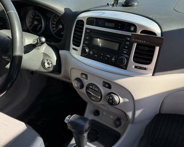 Сірий Хендай Акцент, об'ємом двигуна 1.6 л та пробігом 136 тис. км за 6300 $, фото 33 на Automoto.ua