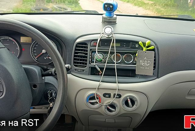 Серый Хендай Акцент, объемом двигателя 1.5 л и пробегом 236 тыс. км за 4800 $, фото 4 на Automoto.ua