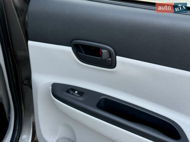 Сірий Хендай Акцент, об'ємом двигуна 1.4 л та пробігом 138 тис. км за 5600 $, фото 41 на Automoto.ua