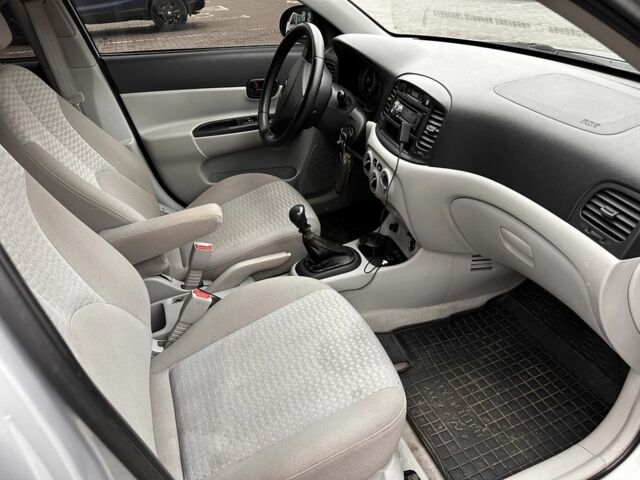 Серый Хендай Акцент, объемом двигателя 1.4 л и пробегом 327 тыс. км за 4500 $, фото 20 на Automoto.ua