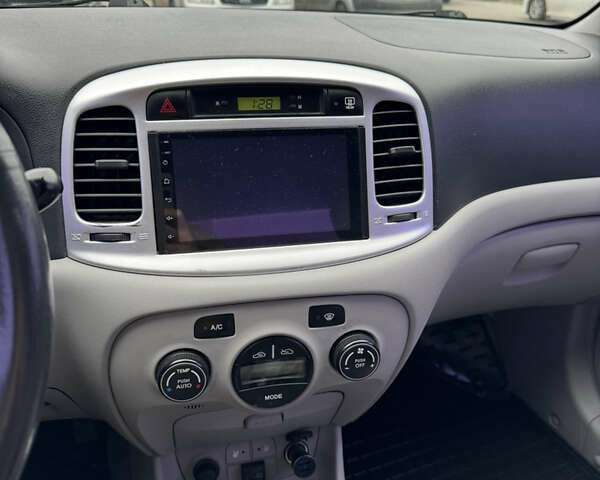 Серый Хендай Акцент, объемом двигателя 1.6 л и пробегом 211 тыс. км за 5200 $, фото 13 на Automoto.ua