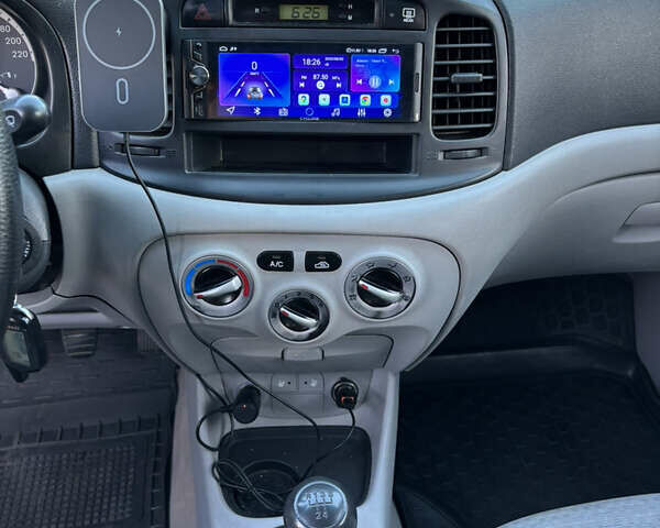 Серый Хендай Акцент, объемом двигателя 1.4 л и пробегом 135 тыс. км за 4800 $, фото 18 на Automoto.ua