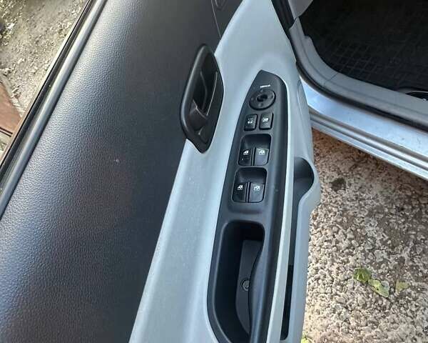 Серый Хендай Акцент, объемом двигателя 1.6 л и пробегом 191 тыс. км за 3700 $, фото 7 на Automoto.ua