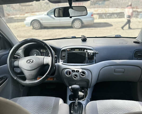 Серый Хендай Акцент, объемом двигателя 1.4 л и пробегом 136 тыс. км за 5700 $, фото 4 на Automoto.ua