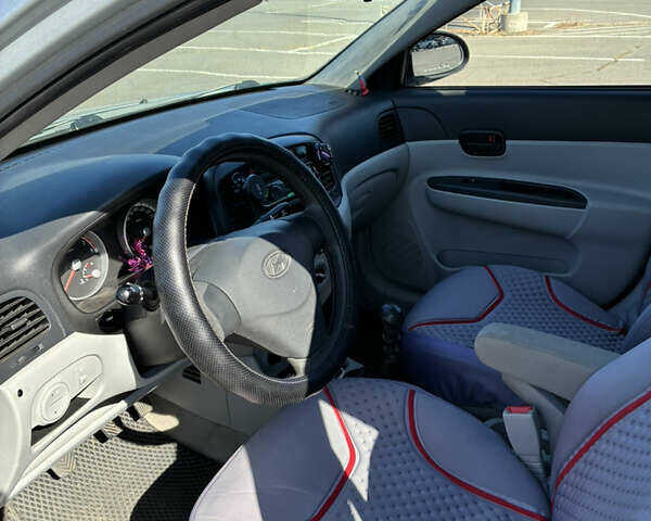 Серый Хендай Акцент, объемом двигателя 1.4 л и пробегом 160 тыс. км за 4000 $, фото 5 на Automoto.ua