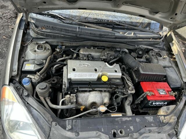 Серый Хендай Акцент, объемом двигателя 1.4 л и пробегом 180 тыс. км за 1200 $, фото 9 на Automoto.ua