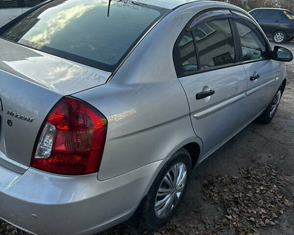 Серый Хендай Акцент, объемом двигателя 1.4 л и пробегом 136 тыс. км за 5700 $, фото 2 на Automoto.ua
