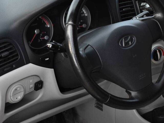 Серый Хендай Акцент, объемом двигателя 1.4 л и пробегом 327 тыс. км за 4999 $, фото 7 на Automoto.ua