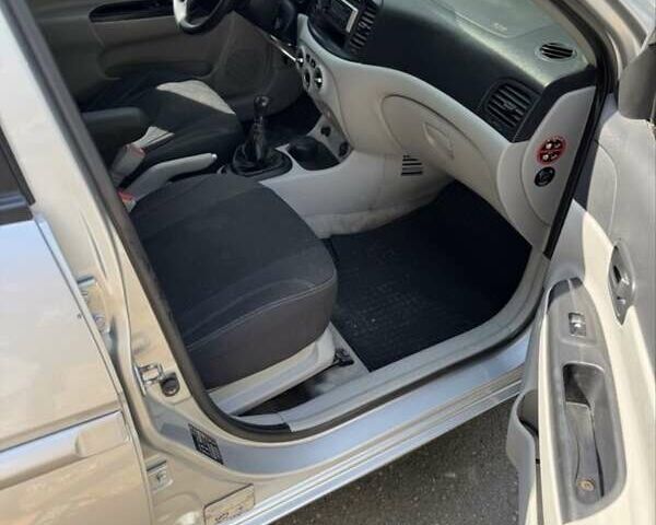 Серый Хендай Акцент, объемом двигателя 1.4 л и пробегом 450 тыс. км за 4800 $, фото 4 на Automoto.ua