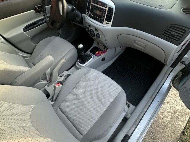 Серый Хендай Акцент, объемом двигателя 1.6 л и пробегом 191 тыс. км за 3690 $, фото 5 на Automoto.ua