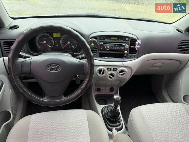 Серый Хендай Акцент, объемом двигателя 1.49 л и пробегом 190 тыс. км за 6200 $, фото 9 на Automoto.ua