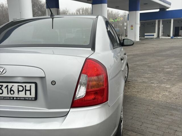 Серый Хендай Акцент, объемом двигателя 1.4 л и пробегом 222 тыс. км за 5350 $, фото 6 на Automoto.ua