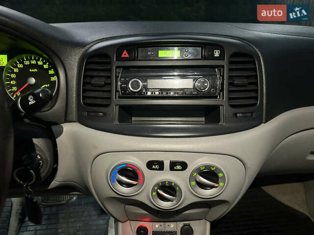 Серый Хендай Акцент, объемом двигателя 1.4 л и пробегом 200 тыс. км за 4990 $, фото 33 на Automoto.ua