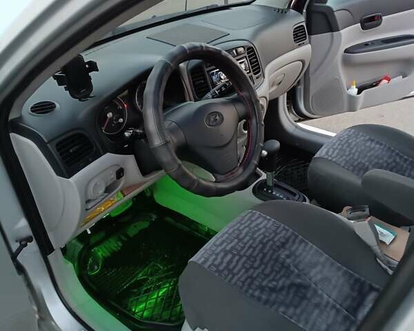 Сірий Хендай Акцент, об'ємом двигуна 1.4 л та пробігом 130 тис. км за 5100 $, фото 5 на Automoto.ua