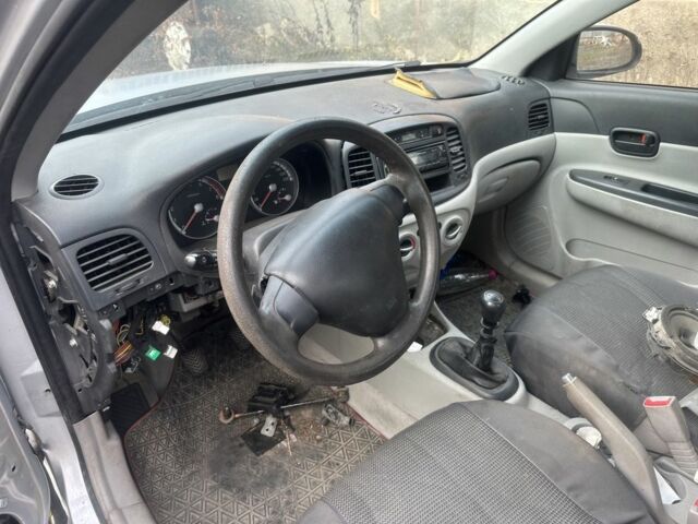 Серый Хендай Акцент, объемом двигателя 1.4 л и пробегом 200 тыс. км за 1599 $, фото 6 на Automoto.ua