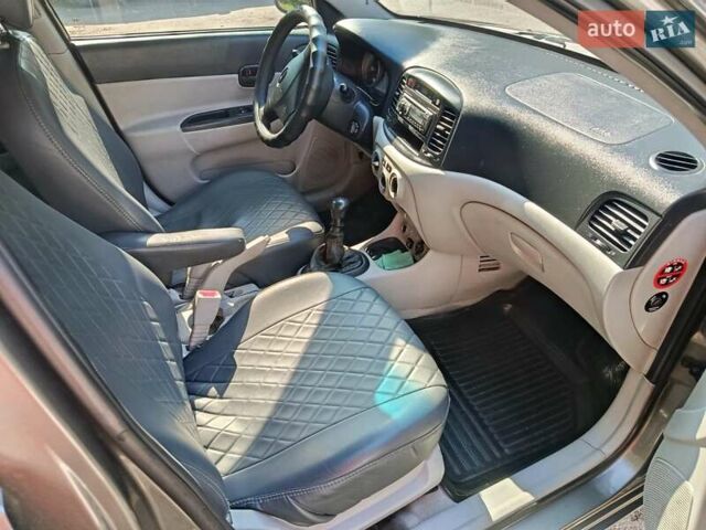Серый Хендай Акцент, объемом двигателя 1.4 л и пробегом 310 тыс. км за 4500 $, фото 9 на Automoto.ua