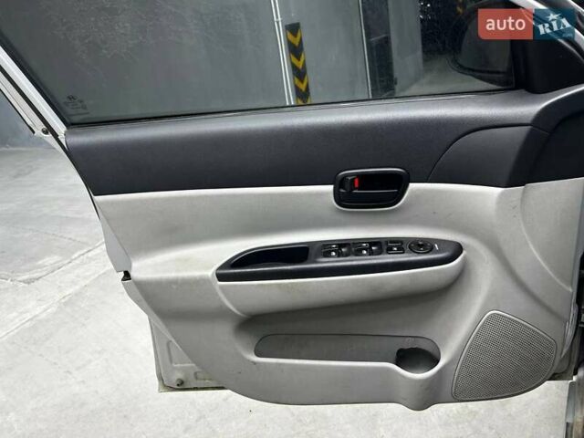 Серый Хендай Акцент, объемом двигателя 1.4 л и пробегом 168 тыс. км за 5200 $, фото 7 на Automoto.ua