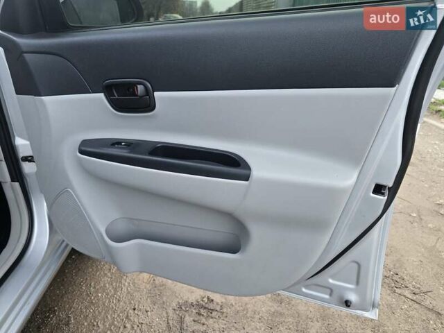 Серый Хендай Акцент, объемом двигателя 1.4 л и пробегом 82 тыс. км за 6600 $, фото 45 на Automoto.ua