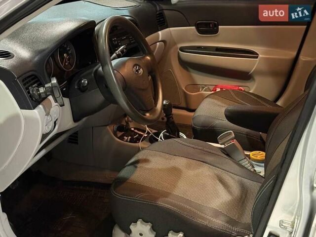 Серый Хендай Акцент, объемом двигателя 1.4 л и пробегом 203 тыс. км за 4990 $, фото 9 на Automoto.ua