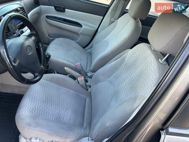 Серый Хендай Акцент, объемом двигателя 1.4 л и пробегом 135 тыс. км за 4800 $, фото 10 на Automoto.ua