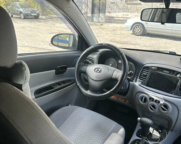 Серый Хендай Акцент, объемом двигателя 1.4 л и пробегом 136 тыс. км за 5700 $, фото 6 на Automoto.ua