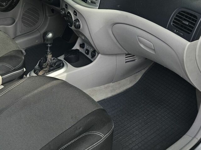 Серый Хендай Акцент, объемом двигателя 1.6 л и пробегом 208 тыс. км за 4000 $, фото 4 на Automoto.ua