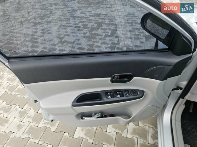 Серый Хендай Акцент, объемом двигателя 1.6 л и пробегом 201 тыс. км за 5300 $, фото 7 на Automoto.ua