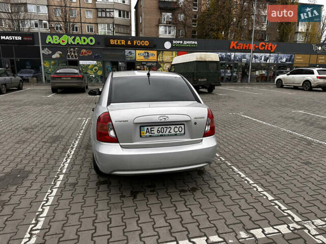 Серый Хендай Акцент, объемом двигателя 1.4 л и пробегом 327 тыс. км за 4500 $, фото 5 на Automoto.ua