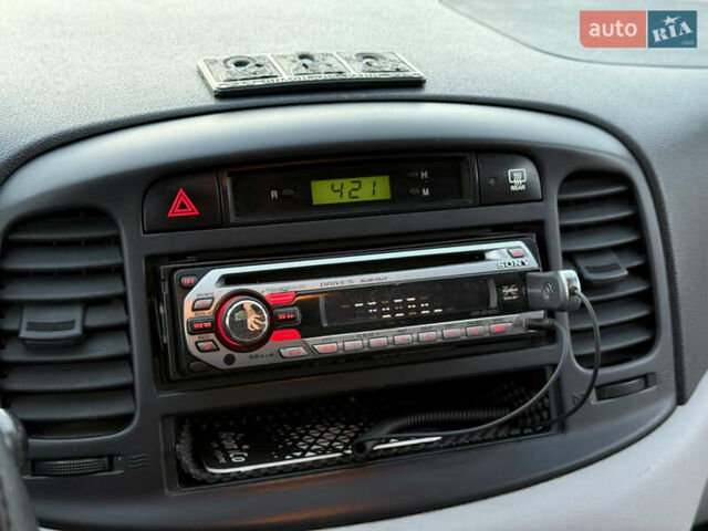 Сірий Хендай Акцент, об'ємом двигуна 1.4 л та пробігом 138 тис. км за 5600 $, фото 61 на Automoto.ua