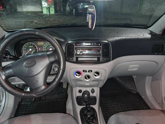 Серый Хендай Акцент, объемом двигателя 1.4 л и пробегом 160 тыс. км за 4700 $, фото 8 на Automoto.ua