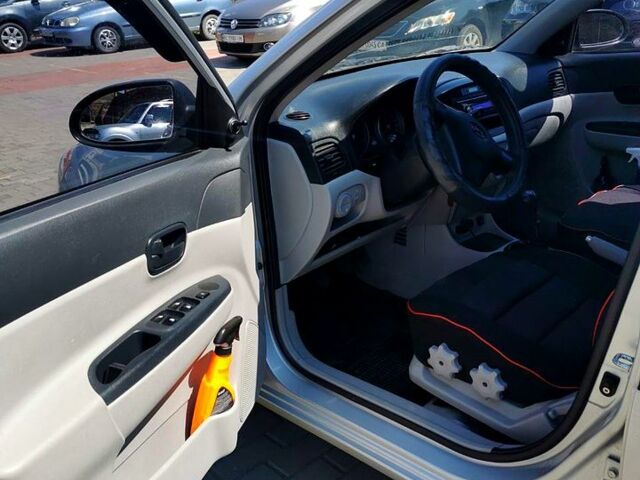 Сірий Хендай Акцент, об'ємом двигуна 1.4 л та пробігом 110 тис. км за 4800 $, фото 4 на Automoto.ua