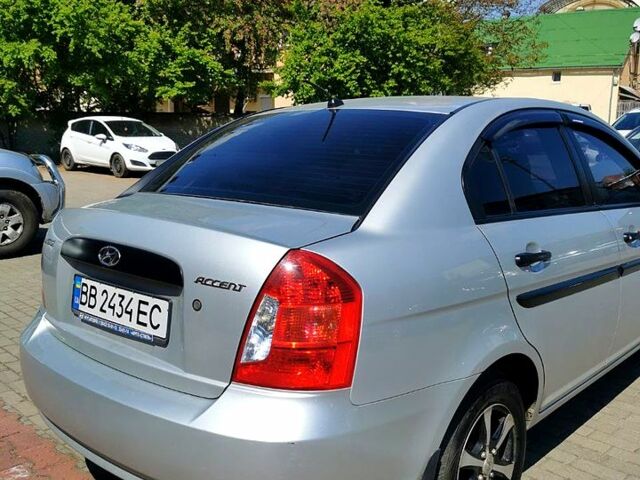 Сірий Хендай Акцент, об'ємом двигуна 1.4 л та пробігом 110 тис. км за 4800 $, фото 3 на Automoto.ua