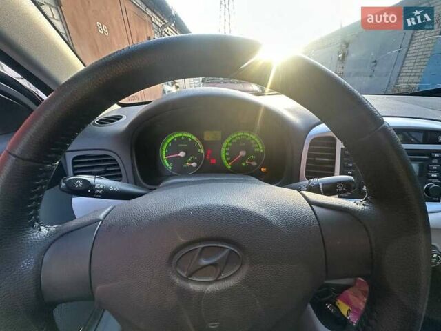 Серый Хендай Акцент, объемом двигателя 1.6 л и пробегом 191 тыс. км за 3700 $, фото 2 на Automoto.ua