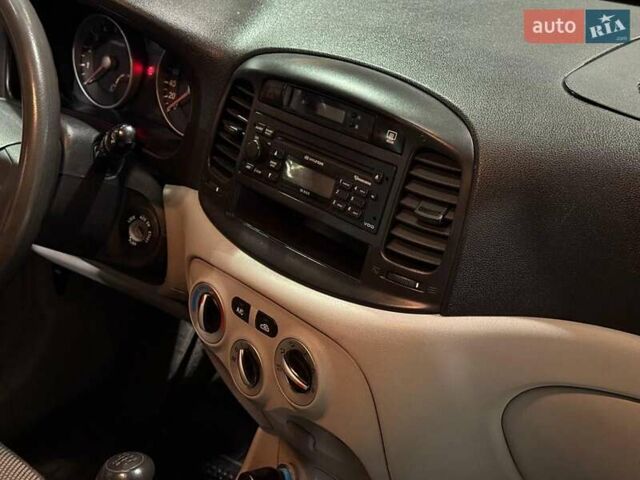 Серый Хендай Акцент, объемом двигателя 1.4 л и пробегом 203 тыс. км за 4990 $, фото 14 на Automoto.ua